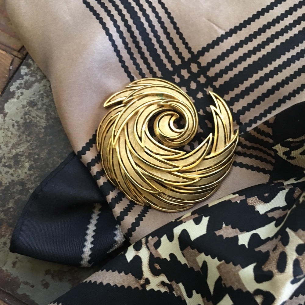 Trifari vintage gold tone broach.